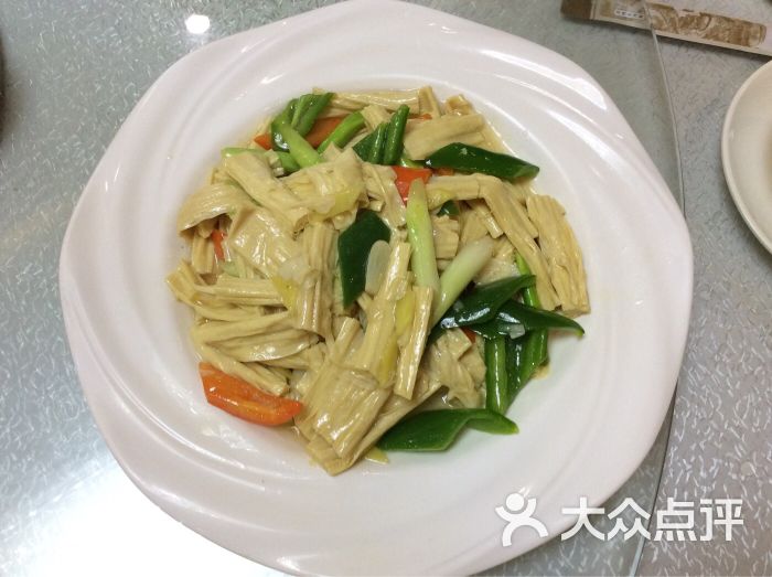 何韵诗与“女友”当街拥吻 绯闻对象自称异性恋【三亿体育手机版】(图4) 三亿体育官网