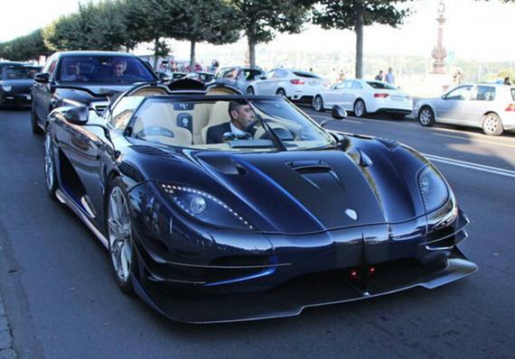 三亿体育官网_台女星办生日签书会 男粉丝脱裤露屁股求签名