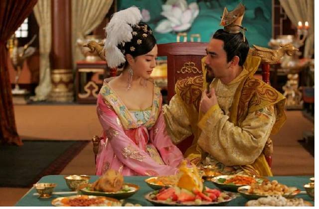 “三亿体育官网”萧亚轩助力彩妆周 卡姿兰CC家族星光熠熠(图3) 三亿体育官网